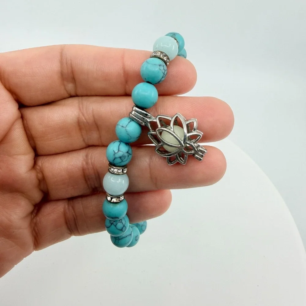 VTG Turquoise Howlite Lotus Charm Stretch Bracelet - Silver Tone Spiritual